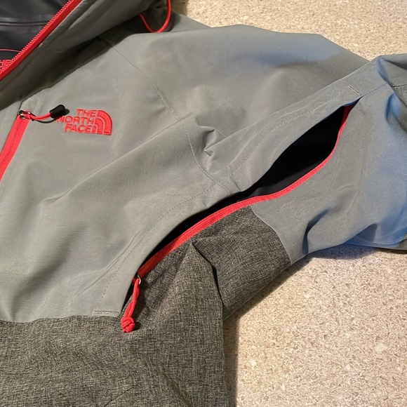 North Face Women’s Thermoball 3-in-1 Parka. Size Medium. Green/Pink - Picture 10 of 10